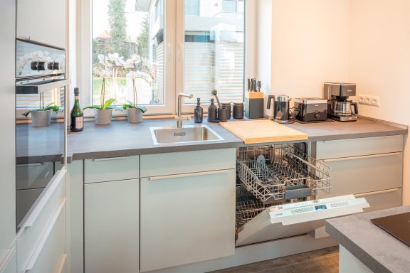 Moderne, umfangreich ausgestattete Küche